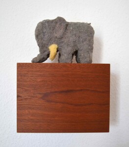 Elefant, 2009, Maße Elefant 19,5 x 16 x 9,5 cm, Bauchnabelflusen, Schaumstoff, Sockel